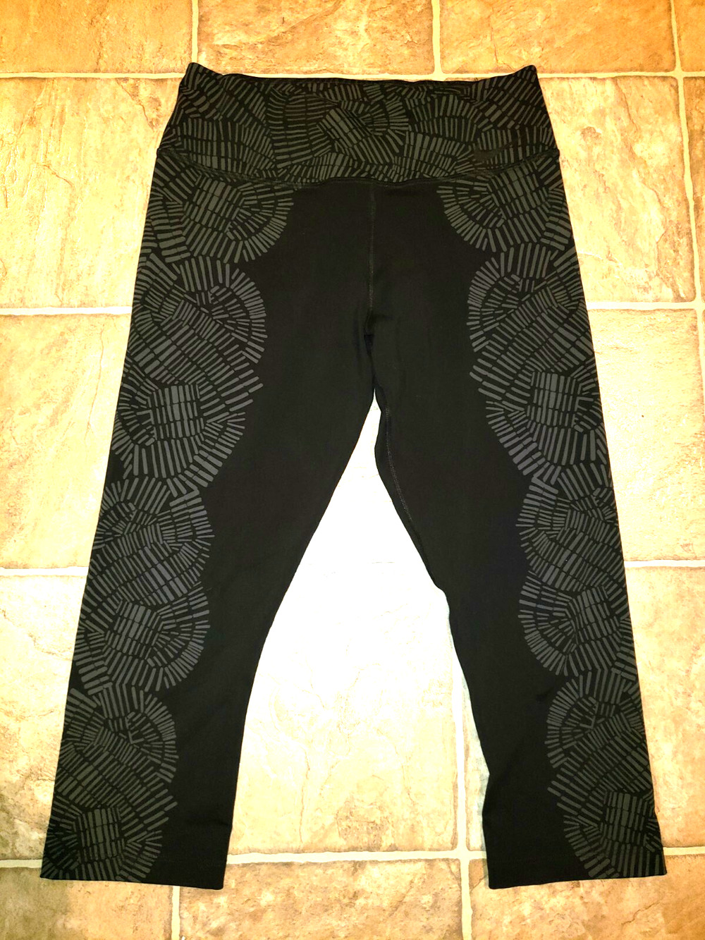 NIKE SZ M LEGENDARY ENGINEERED TITLE TIGHT TRAINING CAPRIS BLACK 724955 4692